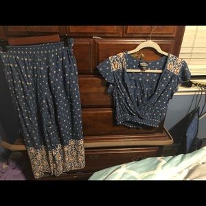 Crop top and loose pants outfit